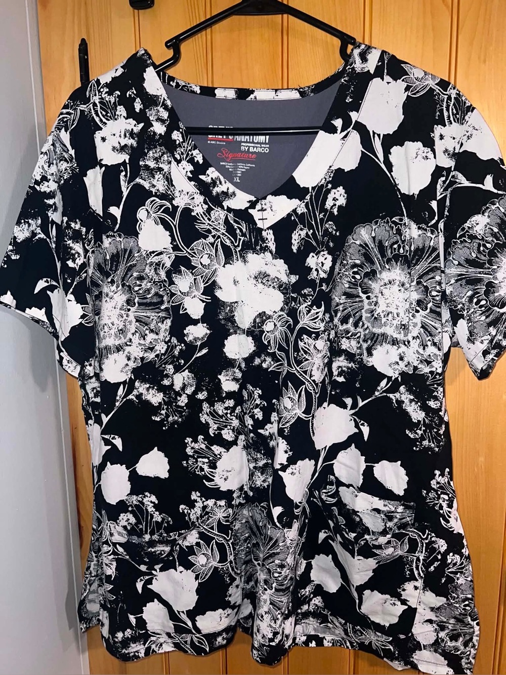 Greys Anatomy Black & White Floral Scrub Top- Womens Size XL